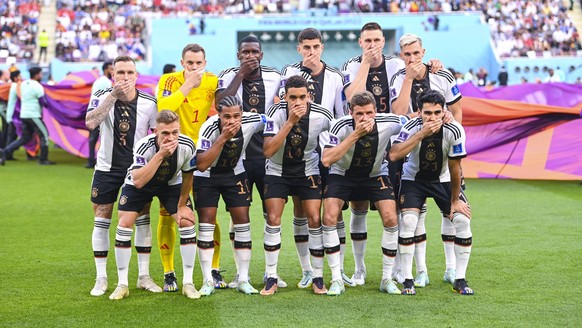 FUSSBALL WM 2022 VORRUNDE GRUPPE C Deutschland - Japan 23.11.2022 Binden-Skandal, Kampagne One Love Das deutsche Team haelt sich aus Protest beim Teamfoto den Mund zu: David Raum, Torwart Manuel Neuer ...