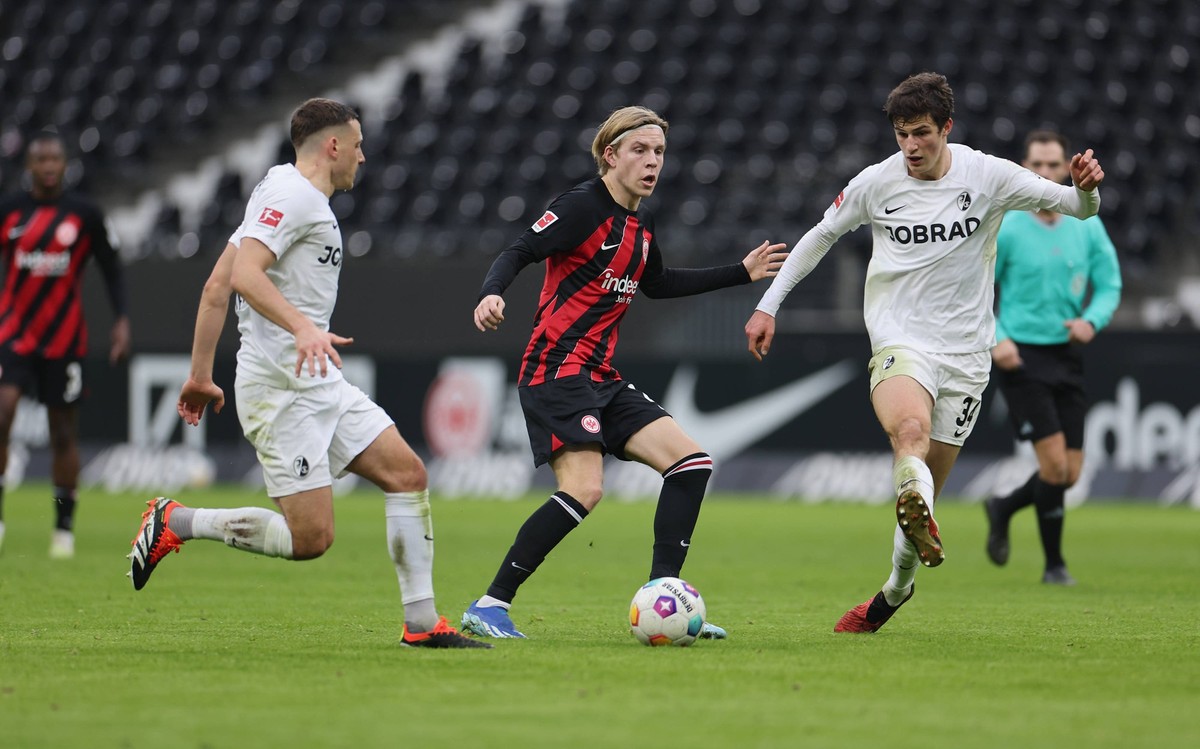 06.01.2024, Fussball Testspiel, Eintracht Frankfurt - SC Freiburg, emonline, emspor, v.l., Maximilian Eggestein SC Freiburg, Jens Petter Hauge Eintracht Frankfurt, Merlin R�hl SC Freiburg DFL/DFB REGU ...
