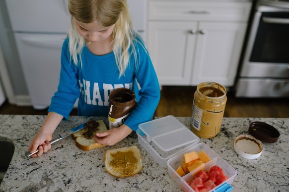 Little girl making a sandwich in the kitchen Massapequa Park, NY, United States PUBLICATIONxINxGERxSUIxAUTxONLY CR_ERBU200702B-437508-01 ,model released, Symbolfoto