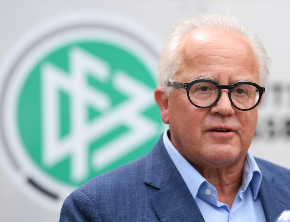 ARCHIV - 17.08.2020, Hessen, Frankfurt/Main: Fritz Keller, Pr�sident des Deutschen Fu�ball-Bundes (DFB), nimmt vor der DFB-Zentrale an der �bergabe einer Erkl�rung zur geforderten Reform des Profigesc ...