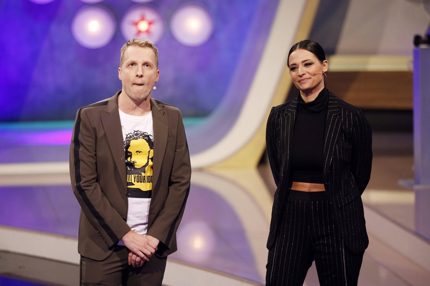 Oliver Pocher mit Ehefrau Amira Pocher in der RTL-Live-Show Pocher vs. Wendler - Schluss mit lustig in den NOBEO Studios. Köln-Hürth, 01.03.2020 *** Oliver Pocher with his wife Amira Pocher in the RTL ...