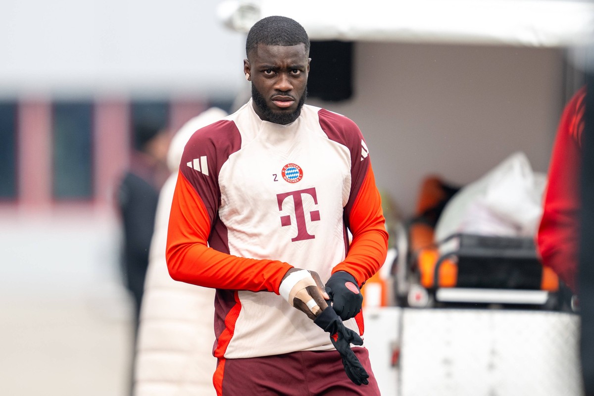 Dayot Upamecano 2 FC Bayern Muenchen, Abschlusstraining vor dem UEFA Champions League-Spiel gegen Celtic Glasgow, Saison 2024/2025 an der Saebener Strasse. 11.02.2025 DFB regulations prohibit any use  ...