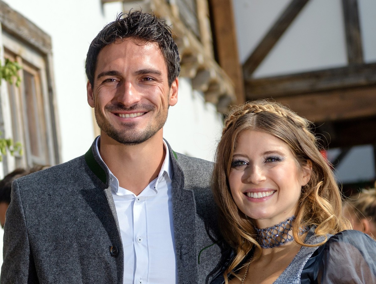 ARCHIV - 23.09.2017, Bayern, M�nchen: Fu�ballspieler Mats Hummels kommt mit seiner damaligen Frau Cathy Hummels in das K�ferzelt auf dem Oktoberfest auf der Theresienwiese. (zu dpa �Cathy und Mats Hum ...