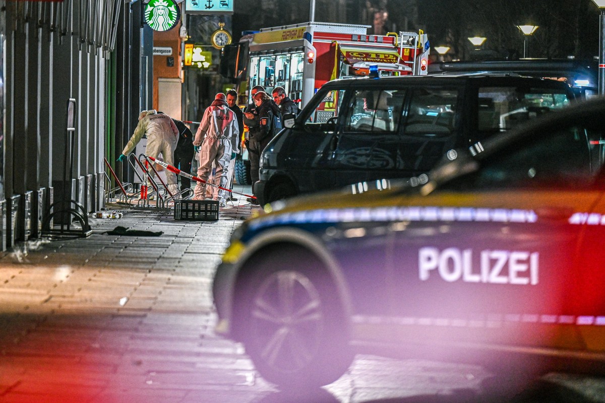 26.01.2024, Baden-Württemberg, Ulm: Polizeifahrzeuge stehen der Nähe des Münsterplatzes. Die Polizei hat eine Geiselnahme am Ulmer Münsterplatz mit Hilfe von Schusswaffengebrauch beendet. Foto: Marius ...
