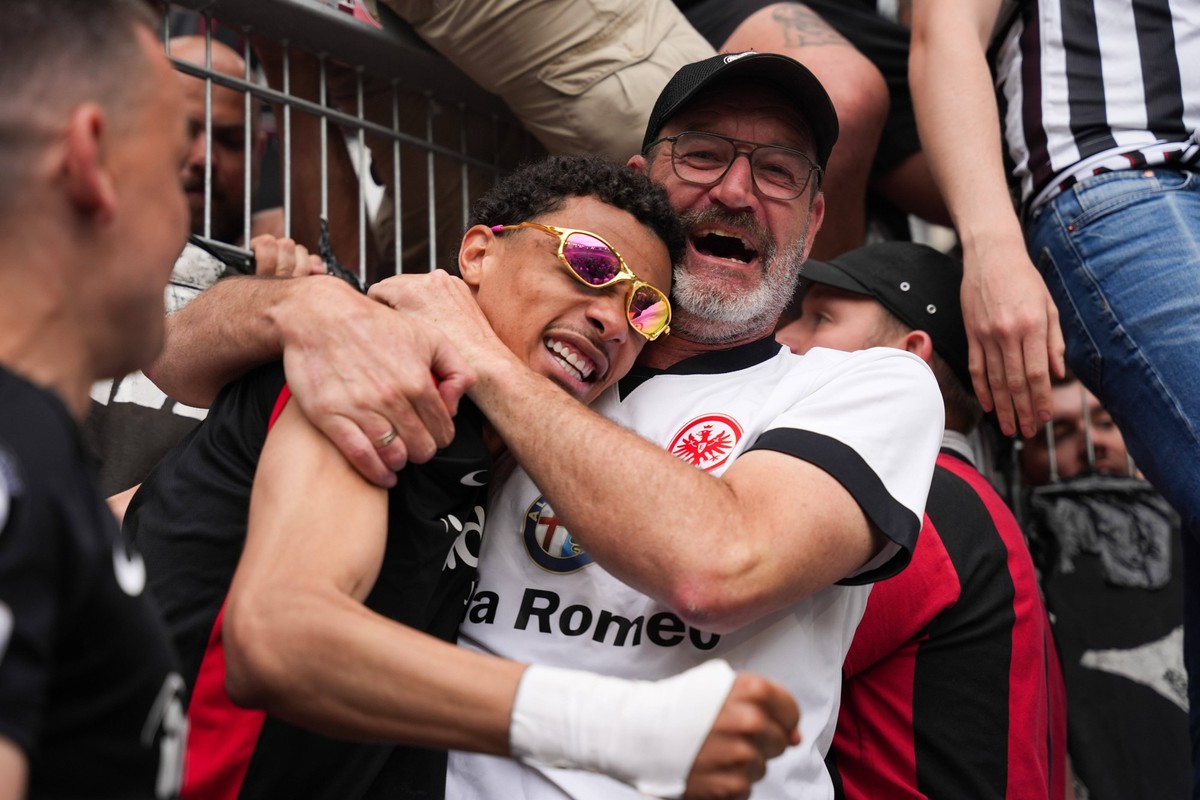 Hugo Ekitike 11 SGE celebrating with frankfurt supporter after final whistle. Bundesliga football match between Club Freiburg and Eintracht Frankfurt at Europa-Park-Stadion in Freiburg, Germany. Maxim ...