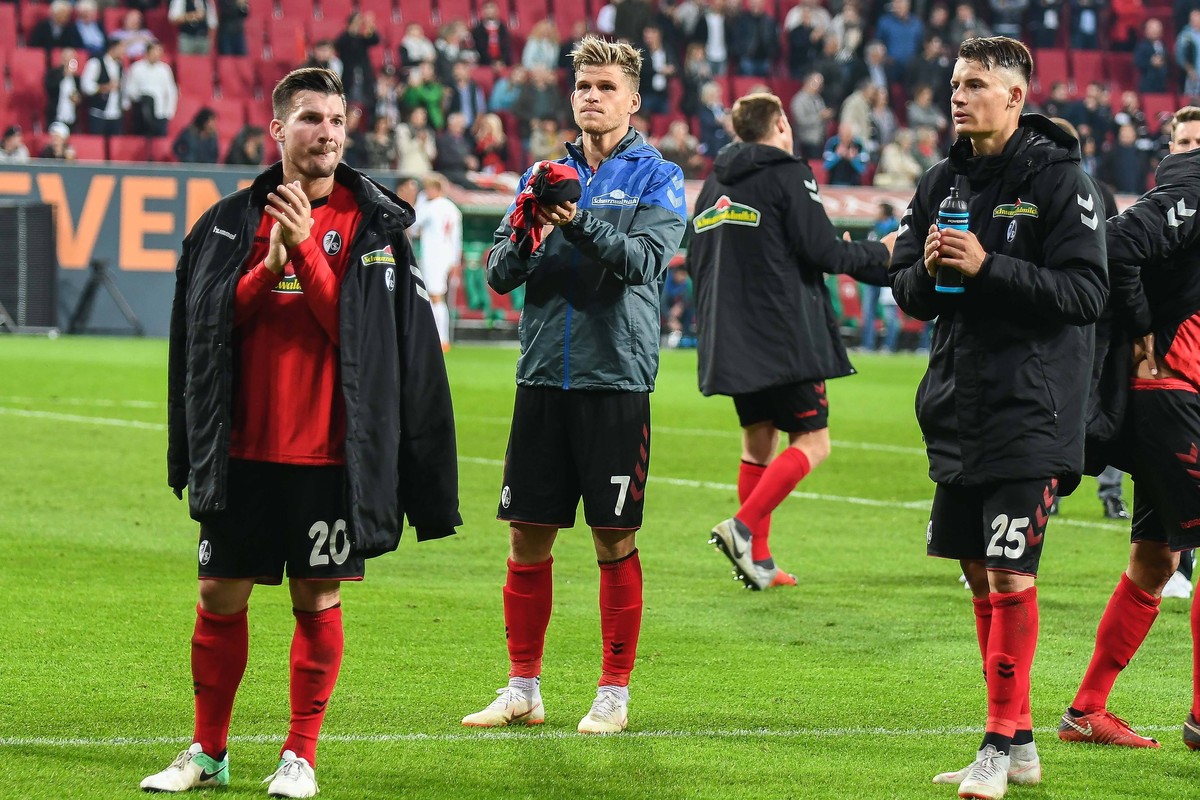 Biedergeschlagen, v-l-n-r Jerome Gondorf (SC Freiburg 20), Florian Niederlechner (SC Freiburg 7) und Robin Koch (SC Freiburg 25), FC Augsburg - SC Freiburg, Fussball, Bundesliga, 30.09.2018 DFL REGULA ...