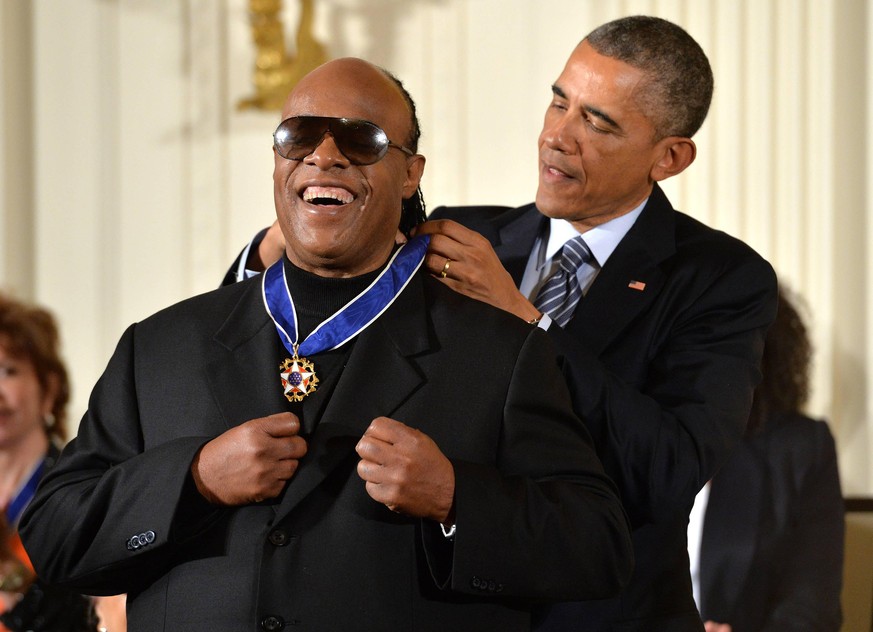 President Barack Obama awards musician Stevie Wonder a Presidential Medal of Freedom during a ceremony at the White House in Washington, D.C. on November 24, 2014. PUBLICATIONxINxGERxSUIxAUTxHUNxONLY  ...