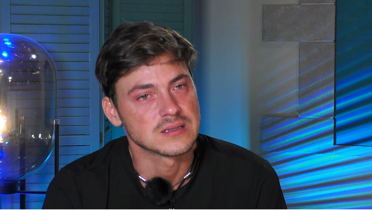 Dominic bereut die Nacht mit Aaron und vergießt Tränen.