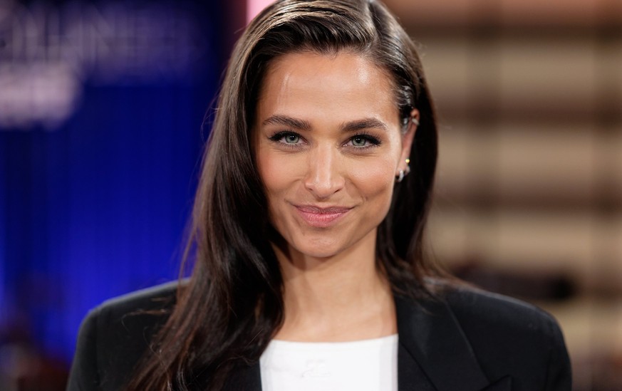 08.03.2024, Nordrhein-Westfalen, Köln: Amira Pocher, Moderatorin, steht nach der Aufzeichnung der WDR Talkshow «Kölner Treff» im Studio. Foto: Henning Kaiser/dpa +++ dpa-Bildfunk +++