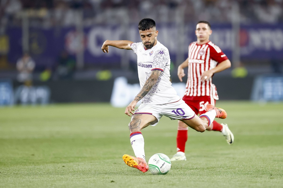 Nicolas Gonzalez AC Florenz controls the ball, Europa Conference League 2023/2024 - Final, Olympiacos FC v ACF Fiorentina, AEK Arena, May 29, 2024, Athens, Greece.
