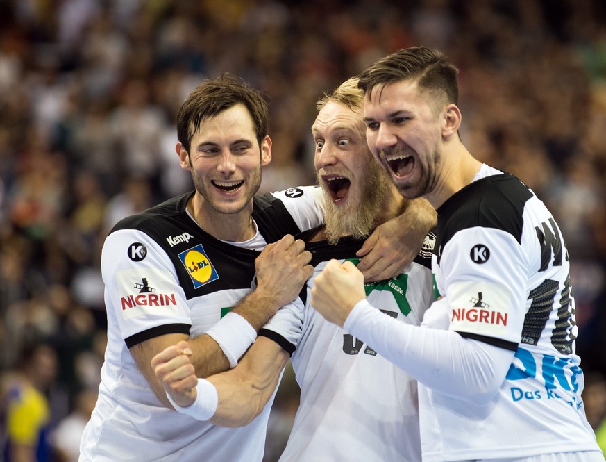 dpatopbilder - 12.01.2019, Berlin: Handball: WM, Deutschland - Brasilien, Vorrunde, Gruppe A, 2. Spieltag. Die Deutschen Uwe Gensheimer (l-r), Matthias Musche und Fabian Wiede jubeln nach Spielende. F ...