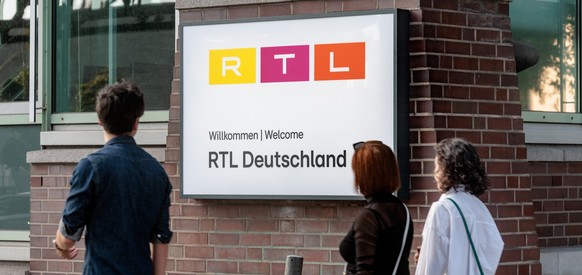 19.08.2022, Hamburg: Am Gruner + Jahr-Verlagshaus am Baumwall hängt das Logo von RTL Deutschland. Das Zusammengehen von RTL und Gruner + Jahr ist am Hamburger Verlagsstandort nun auch an der Fassade a ...
