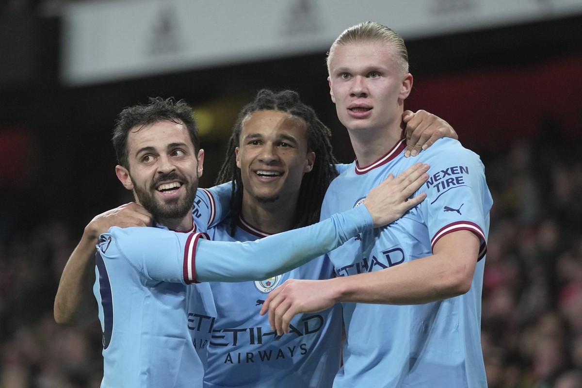 15.02.2023, Großbritannien, London: Fußball: Premier League, England, 12. Spieltag, FC Arsenal - Manchester City, Emirates Stadium: Erling Haaland (r) von Manchester City jubelt nach seinem Treffer mi ...