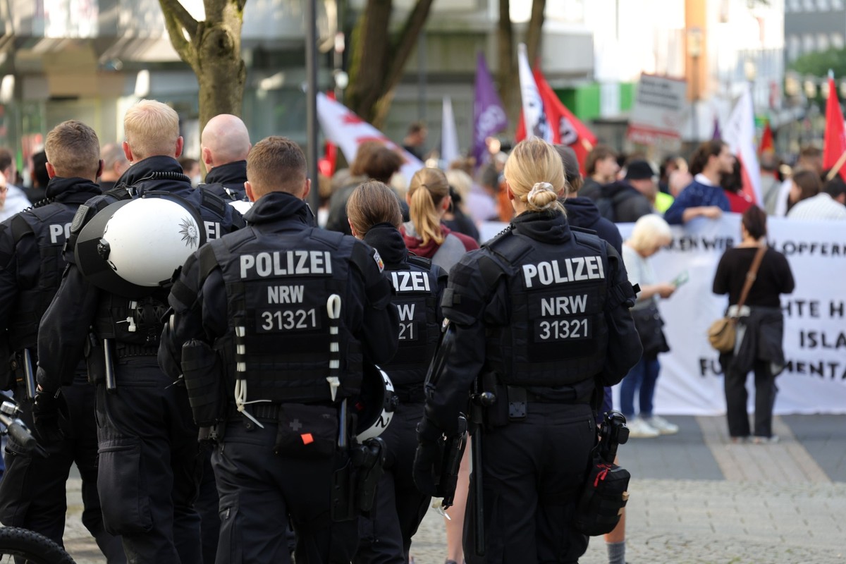 25.08.2024, Nordrhein-Westfalen, Solingen: Polizisten stehen am Rande einer Demonstration, die von linken Organisationen initiiert wurde, in der Solinger Innenstadt. Bei einer Attacke auf der 650-Jahr ...