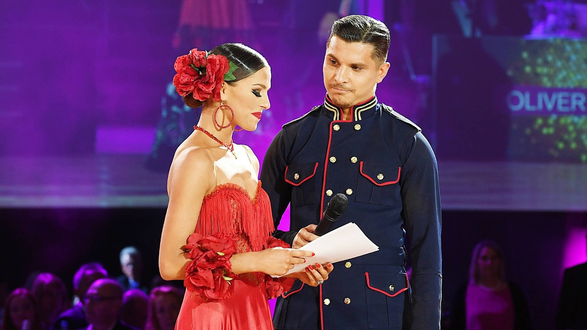 Tanz-Weltmeisterschaft Latein und Showdance Standard 2023 in Leipzig - WDSF PD World Championships 14.10.2023 Patricija Ionel links und Alexandru Ionel rechts nach der Siegerehrung bei der Tanz-WM in ...