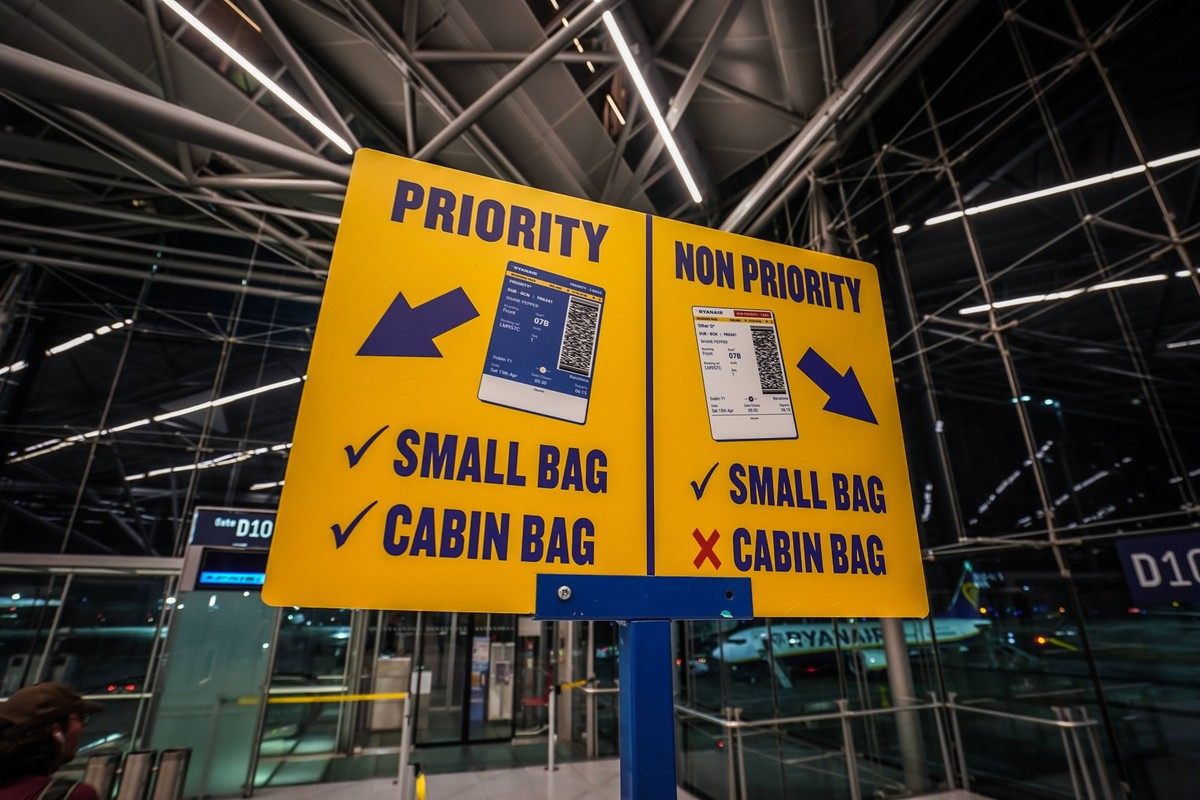Priority-Non Priority Schild, Flughafen, K