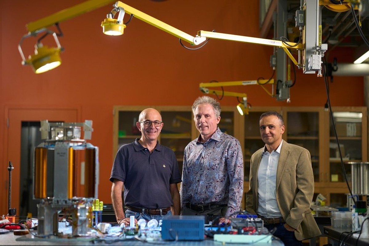 Die Professoren Sergio Pellegrino, Harry Atwater und Ali Hajimiri waren an dem Projekt beteiligt.