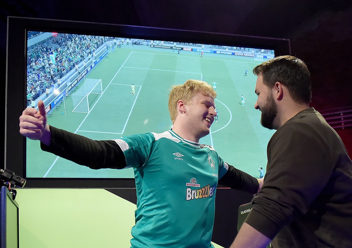 Nationalspieler Michael "Megabit" Bittner (l.) ist einer der besten FIFA-Zocker Deutschlands.