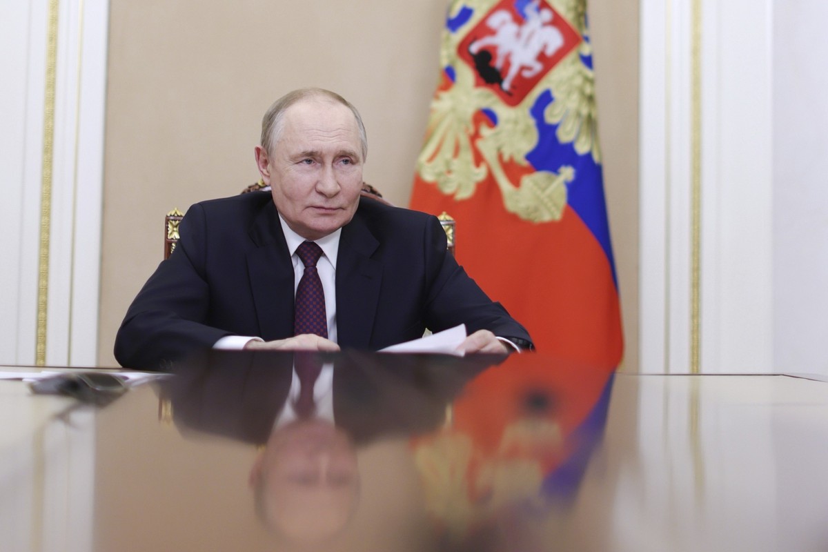 02.07.2025, Russland, Moskau: Auf diesem von der staatlichen russischen Nachrichtenagentur Sputnik via AP veröffentlichten Foto leitet der russische Präsident Wladimir Putin eine Kabinettssitzung per  ...