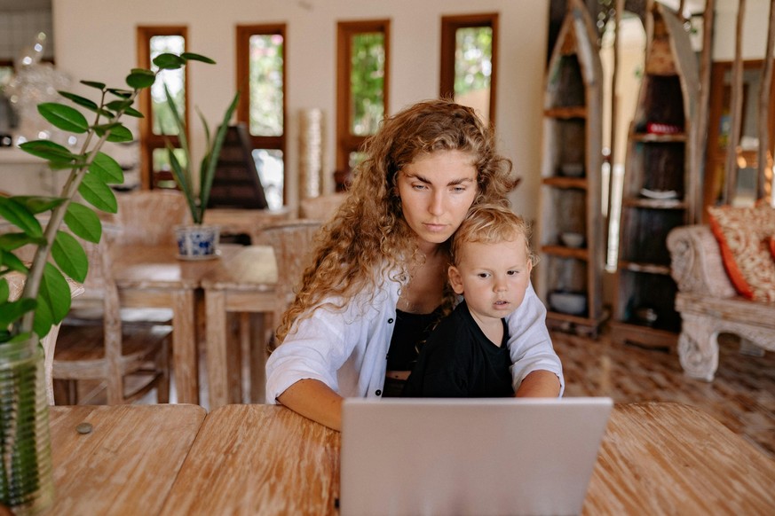 Eine junge Mutter erklärt auf LinkedIn, welche Herausforderungen die Elternschaft im 21. Jahrhundert hat.