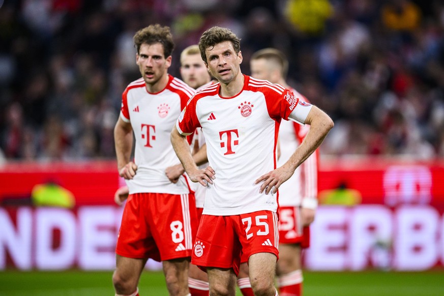 30.03.2024, Bayern, München: Fußball: Bundesliga, Bayern München - Borussia Dortmund, 27. Spieltag, Allianz Arena. Münchens Leon Goretzka (l) und Münchens Thomas Müller (r) reagieren unzufrieden. Foto ...