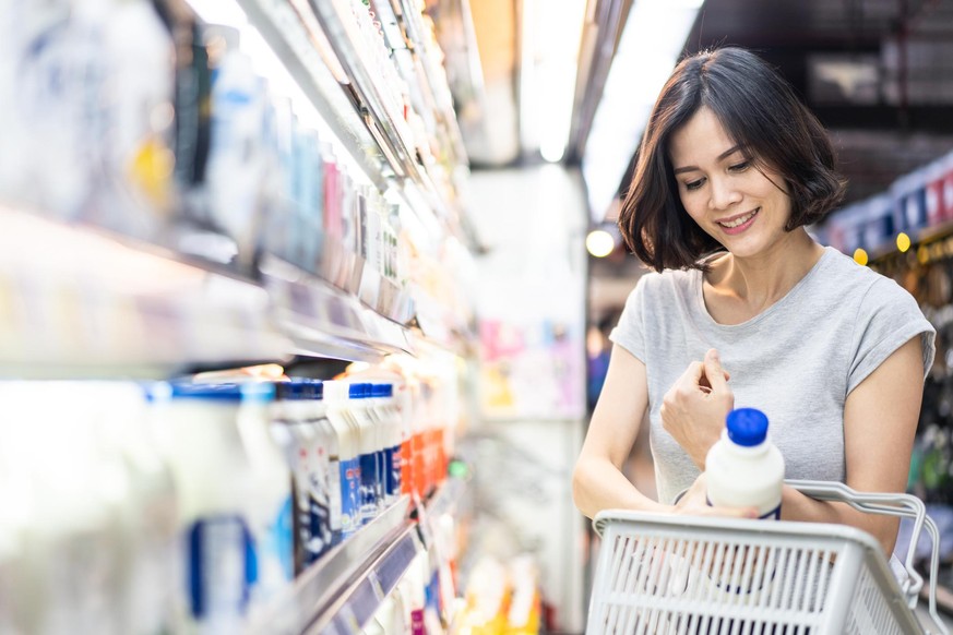 Frau Supermarkt Milcheinkauf