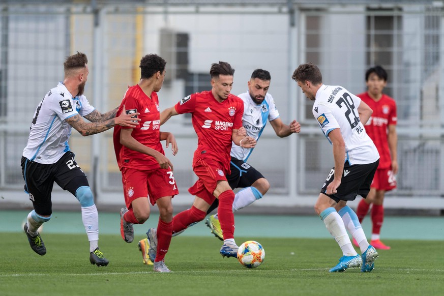 Fu�ball, 3. Liga, FC Bayern M�nchen II - TSV 1860 M�nchen Im Bild Nicolas K�HN Kuehn Kuhn, FC Bayern M�nchen II, 11 und Efkan BEKIROGLU TSV 1860 M�nchen, 20 Dribbling Ball Zweikampf. M�nchen Gr�nwalde ...