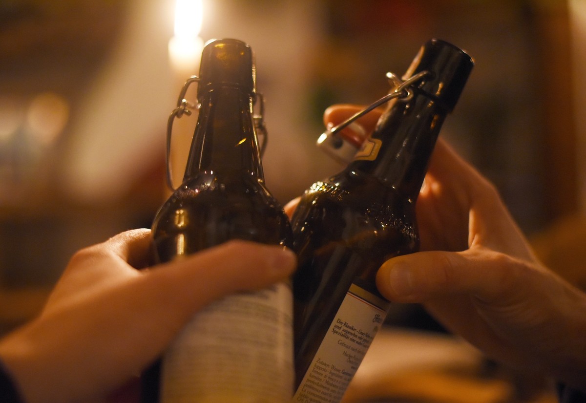 ARCHIV - Prost! Bei mehr als einer kleinen Flasche Bier kann es mit Blick auf die Promillegrenze schon kritisch werden. (zu dpa: «Auto und Alkohol: Kann man gezielt bis 0,5 Promille trinken?») Foto: A ...