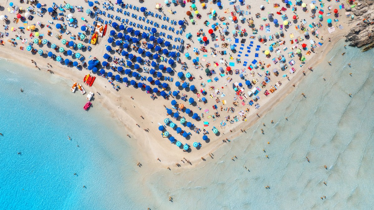Der Badeort La Pelosa besteht auf einer exotischen Strandbasis