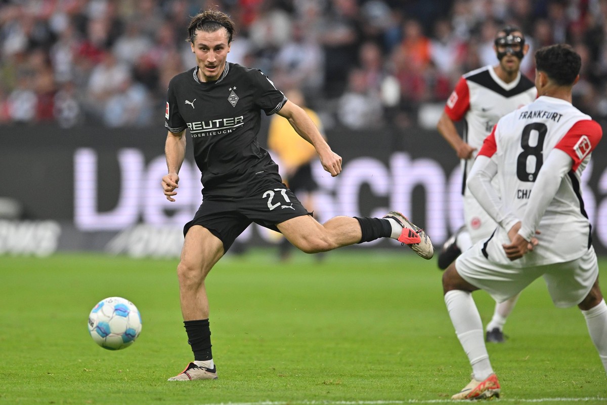 Fu�ball 1. Bundesliga 4. Spieltag Eintracht Frankfurt - Borussia M�nchengladbach am 21.09.2024 im Deutsche Bank Park in Frankfurt Rocco Reitz Gladbach , links - Fares Chaibi Frankfurt , rechts DFL reg ...