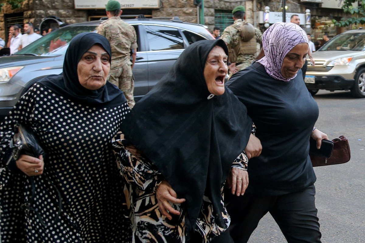 17.09.2024, Libanon, Beirut: Frauen kommen in das Krankenhaus der Amerikanischen Universität, um nach ihren Freunden und Familienangehörigen zu sehen. Im Libanon explodieren zeitgleich Hunderte Funkem ...