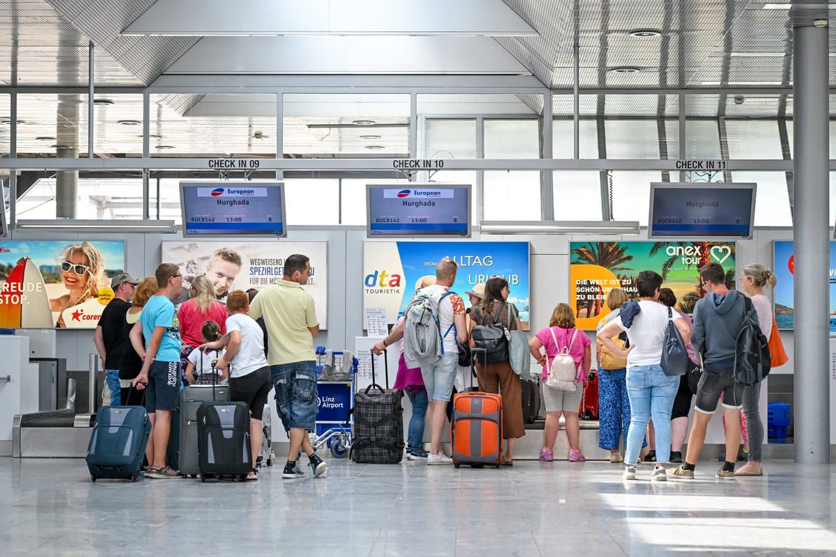 Flughafen Linz, Linz Airport, Linz-Hoersching 24.07.2022, Linz Hoersching, AUT, Flughafen Linz, Linz Airport, im Bild Reisende, Flugreisende, Urlaubsreise, Koffer, Gepaeck, Abflughalle, Check In Obero ...