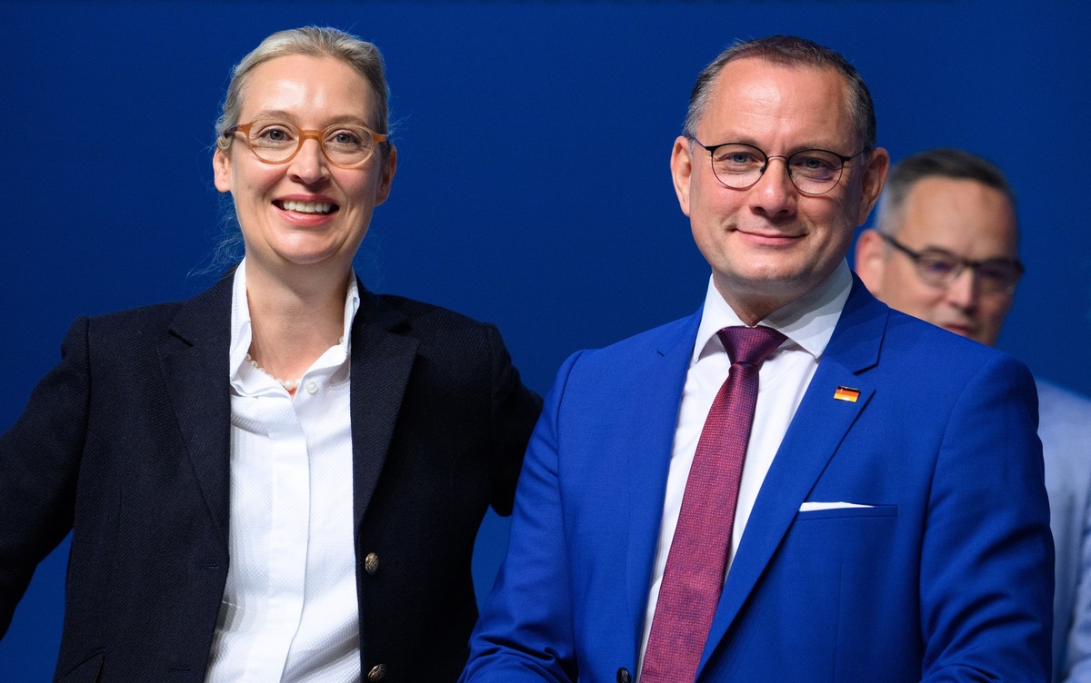 29.06.2024, Nordrhein-Westfalen, Essen: Alice Weidel (l), Bundesvorsitzende der AfD, und Tino Chrupalla, Bundesvorsitzender der AfD, unterhalten sich zu Beginn vom Bundesparteitag der AfD in der Gruga ...