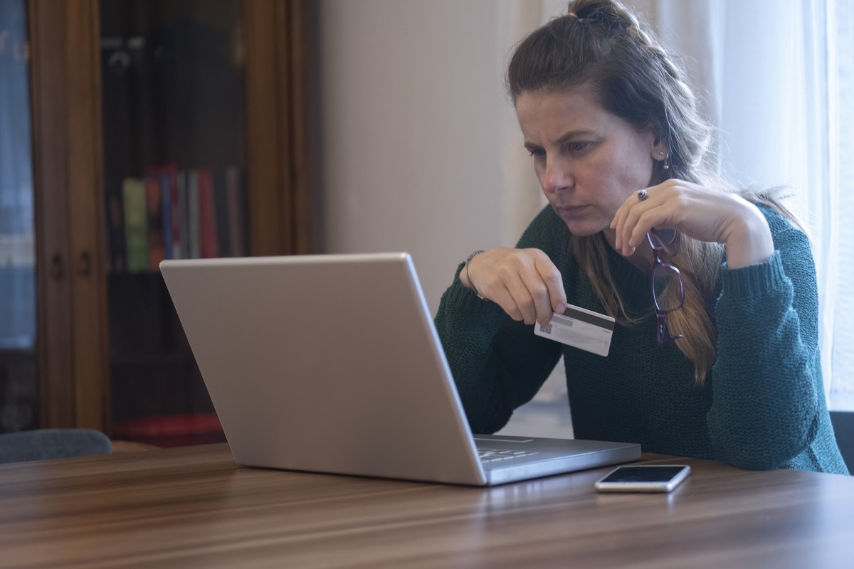 The woman who thinks she has been scammed while shopping online.