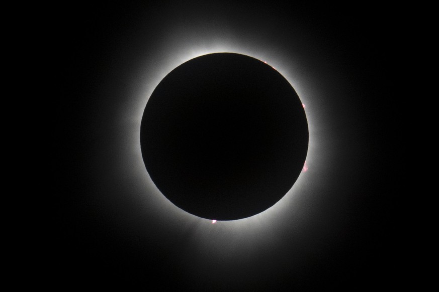 08.04.2024, USA, Indianapolis: Der Mond verdeckt die Sonne während einer totalen Sonnenfinsternis auf dem Indianapolis Motor Speedway. Foto: Michael Conroy/AP +++ dpa-Bildfunk +++