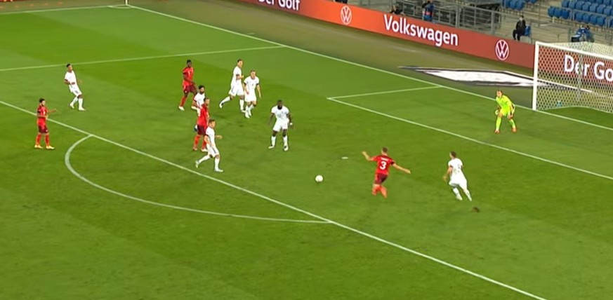 Kurz vorm 1:1: Sieben Deutsche Feldspieler gegen drei Schweizer im Strafraum. Silvan Widmer (Nr. 3) erzielt gleich den Ausgleich.