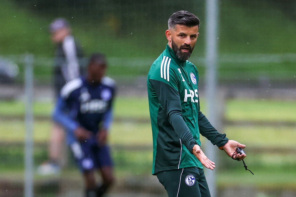 07.07.2025, Österreich, Neustift Im Stubaital: Fußball: 2. Bundesliga, Trainingslager FC Schalke 04, Schalkes Cheftrainer Miron Muslic gibt seiner Mannschaft Anweisungen. Foto: Tim Rehbein/dpa +++ dpa ...
