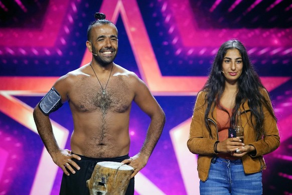 Mehmet Topyürek, seine Frau Dilan Tubay und der Holzklotz.