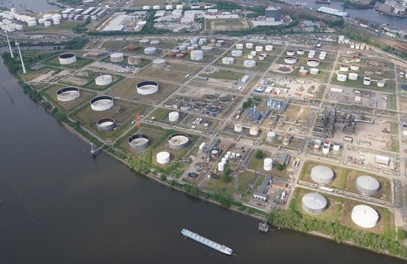 ARCHIV - Öltanks der Shell-Raffinerie im Hamburger Hafen. Foto: Marcus Brandt/dpa