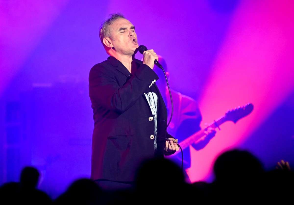 ARCHIV - 30.09.2022, Großbritannien, Doncaster: Der britische Sänger Morrissey gibt ein Konzert im Doncaster Dome. (zu dpa &quot;Sänger Morrissey sagt Konzerte wegen «körperlicher Erschöpfung» ab&quot ...