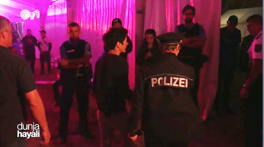 ZDF-Moderatorin Dunja Hayali (M.) in Begleitung der thüringischen Polizei.