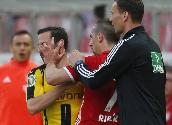 2016: Ribéry sticht Gonzalo Castro mit dem Finger ins Auge – und darf weiterspielen.