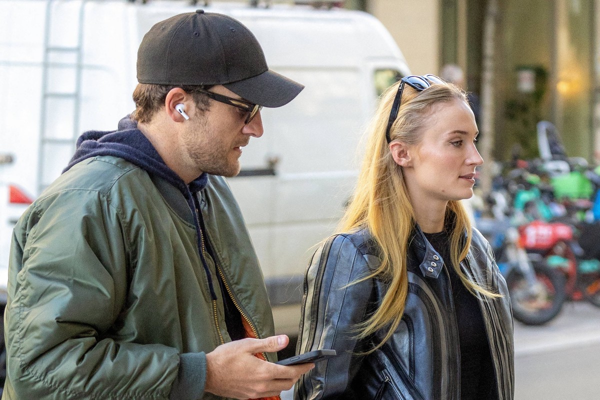 Exclusif - Sophie Turner et son compagnon laristocrate britannique Peregrine Pearson arrivent magasin Louis Vuitton Paris La Samaritaine Exclusif - Sophie Turner et son compagnon laristocrate britanni ...