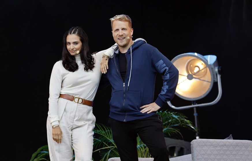 Amira Pocher mit Ehemann Oliver Pocher mit dem Programm Die Pochers hier live beim BonnLive Kulturgarten Open Air 2021 in der Rheinaue. Bonn, 01.08.2021 *** Amira Pocher with husband Oliver Pocher wit ...