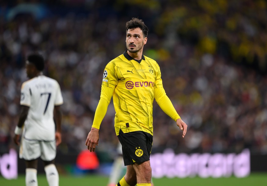 ARCHIV - 01.06.2024, Großbritannien, London: Fußball: Champions League, Borussia Dortmund - Real Madrid, Finale, Wembley Stadion, Mats Hummels steht auf dem Feld. (zu dpa: «Bologna sucht nach Alternat ...