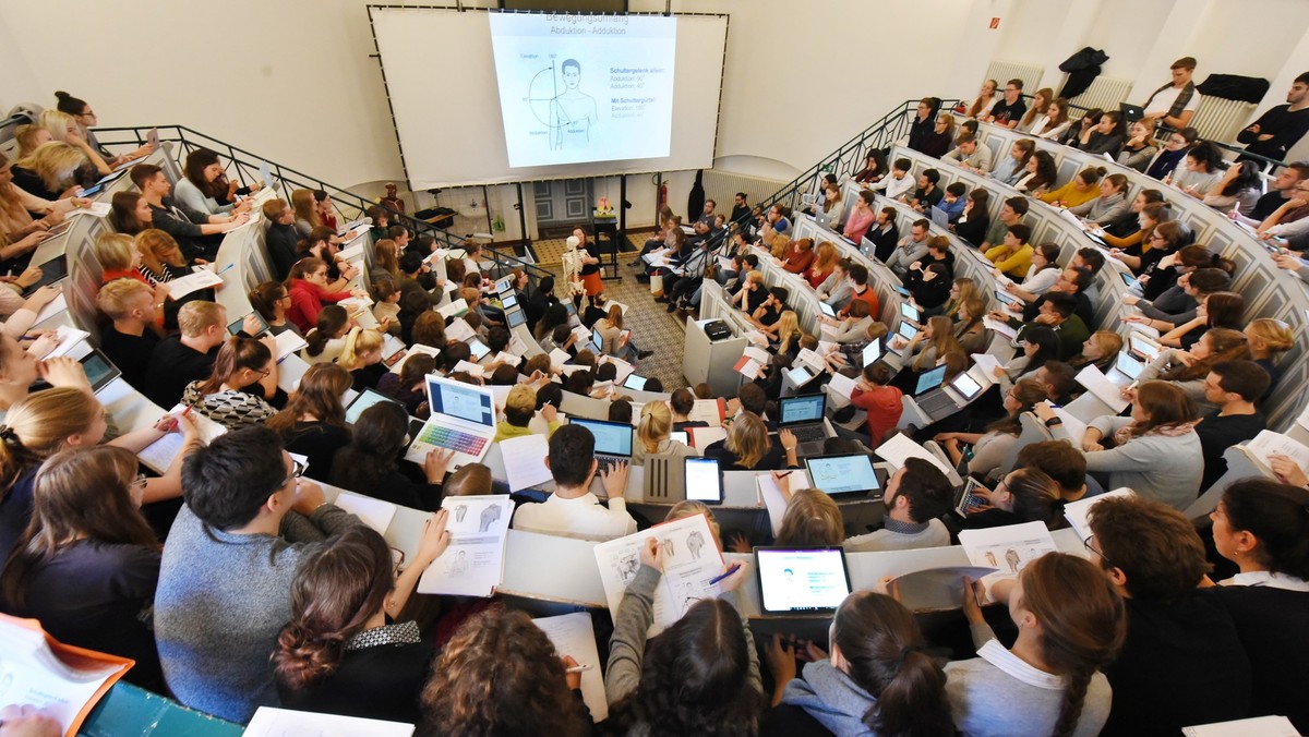 ARCHIV - 08.11.2018, Sachsen-Anhalt, Halle (Saale): Studierende der Medizin und der Zahnmedizin des ersten Studienjahres sitzen bei einer Vorlesung in einem Anatomie-Hörsaal der Medizinischen Fakultät ...