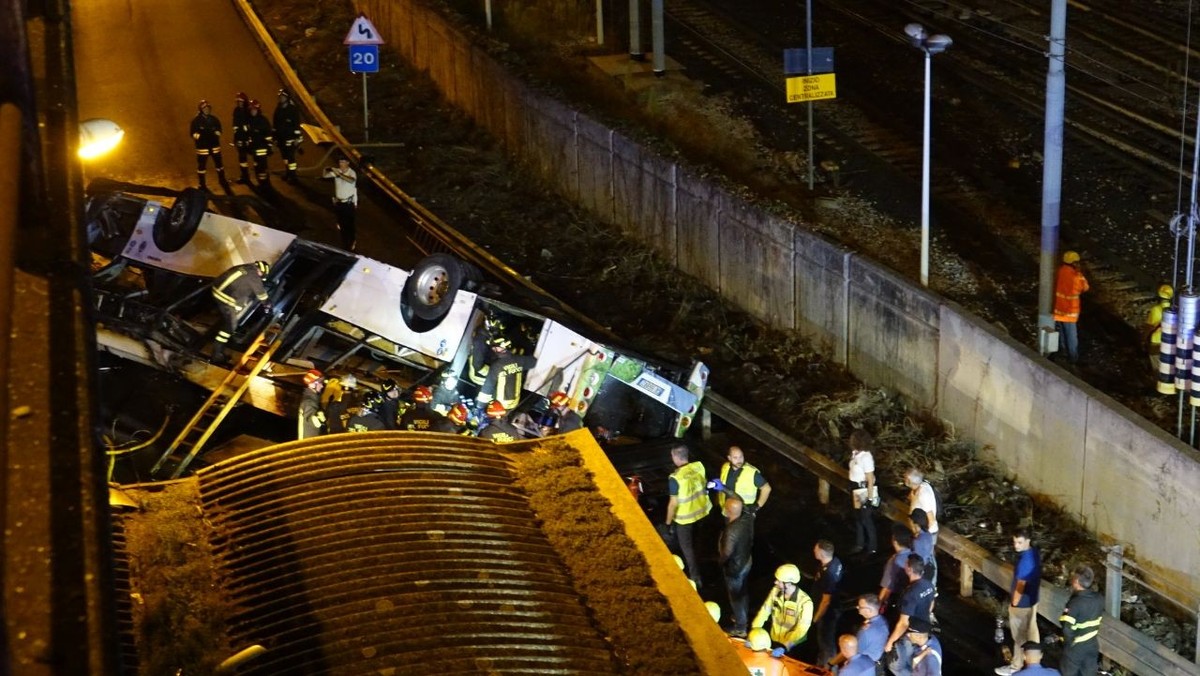 dpatopbilder - 03.10.2023, Italien, Mestre: Rettungskr�fte sind an einer Unfallstelle nach einem Busungl�ck im Einsatz. In Venedig im Festlandstadtteil Mestre hat am Dienstagabend ein Bus die Br�stung ...