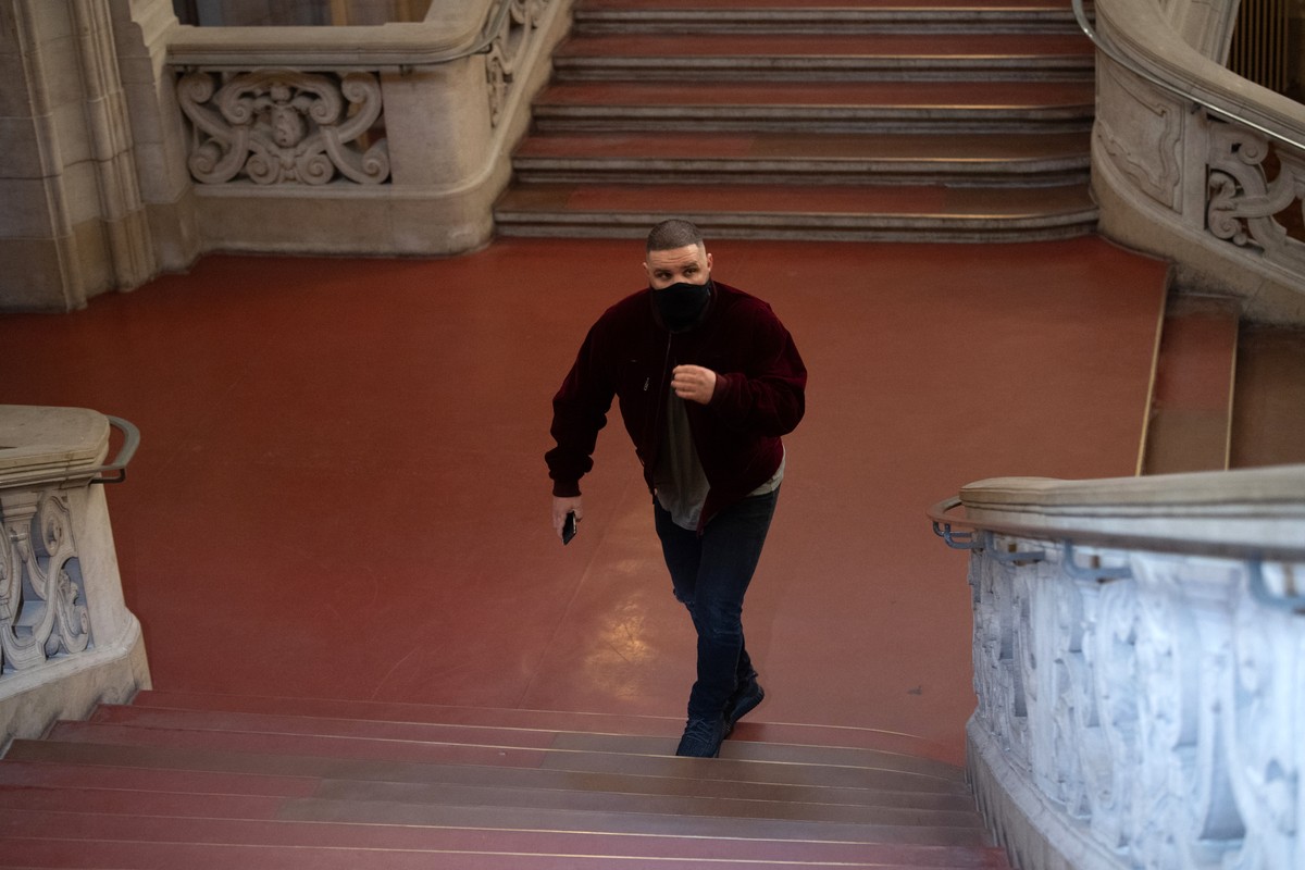 04.11.2020, Berlin: Patrick Losensky (vorne), bekannt unter dem K�nstlername �Fler�, geht als Angeklagter zu einem Saal im Amtsgericht Berlin-Tiergarten. Die Vorw�rfe gegen den Rapper lauten auf Belei ...