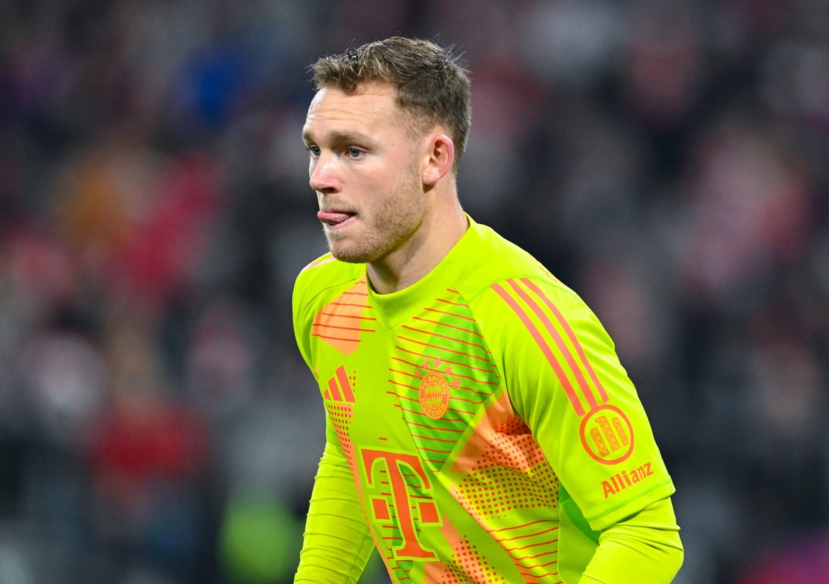 ARCHIV - 20.12.2024, Bayern, M�nchen: Fu�ball: Bundesliga, Bayern M�nchen - RB Leipzig, 15. Spieltag in der Allianz Arena. Torwart Daniel Peretz von M�nchen in Aktion. Daniel Peretz ist nach seiner Ni ...