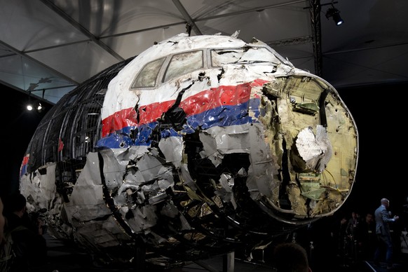 ARCHIV - 13.10.2015, Niederlande, Gilze-Rijen: Die aus Tr�mmern wieder zusammen gesetzte Boeing 777 der Malaysia Airlines, die als Flug MH17 �ber der Ukraine abgeschossen wurde, steht in einer Halle.  ...